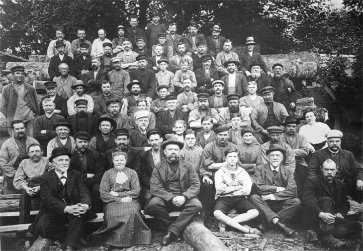 Arbejder billede fra 1912. Arbejderne sidder på kævler, der skal forarbejdes til skafter Arbejder billede fra 1912. Arbejderne sidder på kævler, der skal forarbejdes til skafter